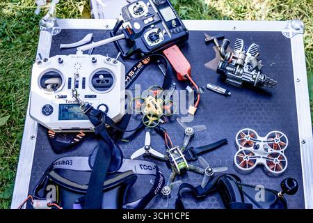 Mosca, Russia, 7 luglio 2019, drone e telecomando sul tavolo, l'operatore sta preparando le attrezzature per le riprese video Foto Stock