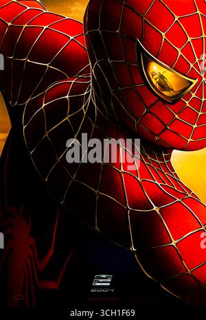 Spider-Man 2 (2004) diretto da Sam Raimi e interpretato da Tobey Maguire, Kirsten Dunst e Alfred Molina. Peter Parker lotta con la sua doppia vita mentre il Dottor Octopus minaccia New York con un pericoloso esperimento di fusione. Fotografia di un poster originale del 2004 DA UTILIZZARE ESCLUSIVAMENTE PER L'EDITORIALE. Credito: Uscita BFA / Sony Pictures Foto Stock