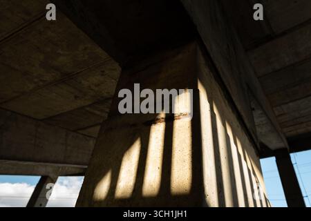 Primi piani di decadimento sulla struttura in cemento armato del Great Strahov Stadium. Foto Stock