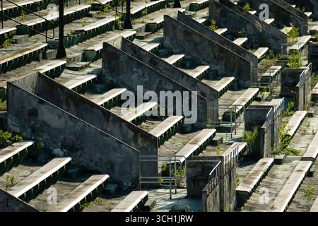 File di posti a sedere allo stadio sportivo Strahov abbandonato e in rovina a Praga. Foto Stock