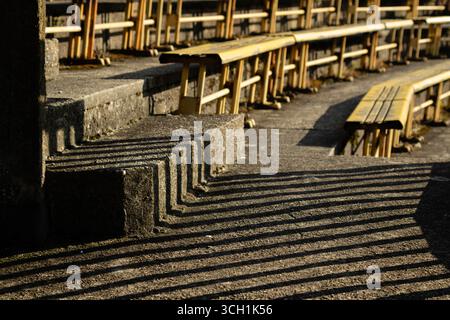 File di posti gialli allo stadio sportivo Strahov abbandonato e in rovina a Praga. Foto Stock