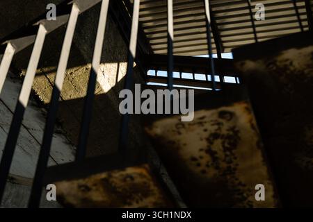 Primi piani di decadimento sulla struttura in cemento armato del Great Strahov Stadium. Foto Stock