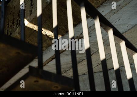 Primi piani di decadimento sulla struttura in cemento armato del Great Strahov Stadium. Foto Stock