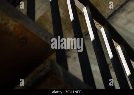 Primi piani di decadimento sulla struttura in cemento armato del Great Strahov Stadium. Foto Stock