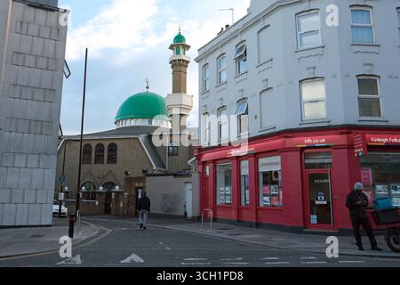 La moschea principale di Acton Masjid Acton, situata in posizione centrale al di fuori di High Street Acton Londra Regno Unito Foto Stock