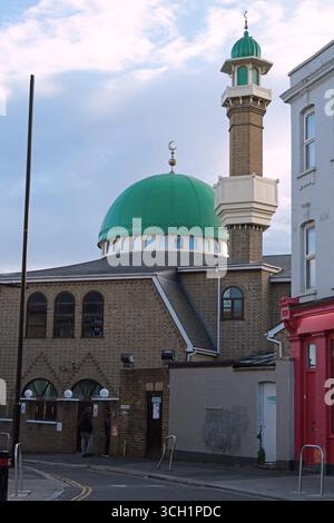 La moschea principale di Acton Masjid Acton, situata in posizione centrale al di fuori di High Street Acton Londra Regno Unito Foto Stock