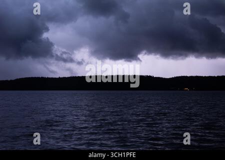 Ydre, Ostergotland, Svezia. 30 agosto 2025. Il cielo si illumina di fulmini durante un temporale sul lago Sommen a Ydre, Svezia. (Immagine di credito: © Matias Basualdo/ZUMA Press Wire) SOLO PER USO EDITORIALE! Non per USO commerciale! Crediti: ZUMA Press, Inc./Alamy Live News Foto Stock