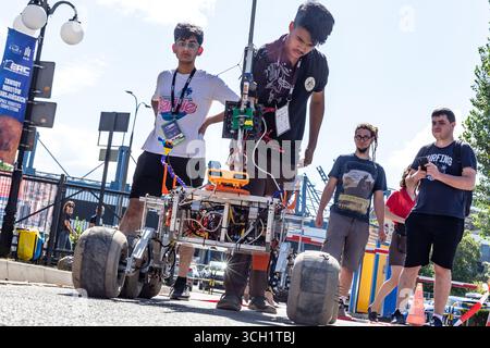 Cracovia, Polonia. 30 agosto 2025. Un Rover Mars costruito da studenti del Manipal Institute of Technology in India partecipa alla competizione tra squadre studentesche durante l'European Rover Challenge presso l'AGH University. Oltre 20 team di università hanno partecipato alle finali del concorso Mars rover più prestigioso al mondo. I Rover costruiti dal team degli studenti eseguono 5 attività. Credito: SOPA Images Limited/Alamy Live News Foto Stock