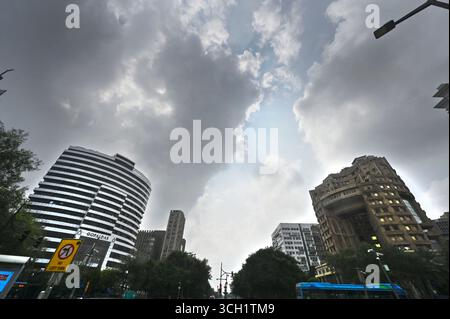 Nuova Delhi, India. 30 agosto 2025. NUOVA DELHI, INDIA - AGOSTO 30: Nuvola sopra Connaught Place, il 30 agosto 2025 a nuova Delhi, India. (Foto di Sanjeev Verma/Hindustan Times/Sipa USA ) credito: SIPA USA/Alamy Live News Foto Stock