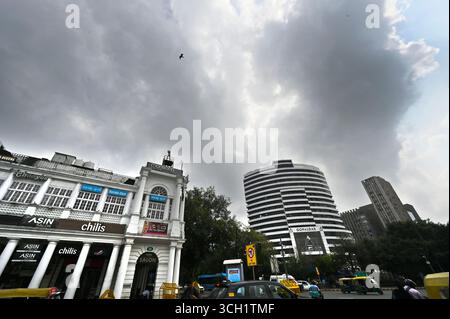 Nuova Delhi, India. 30 agosto 2025. NUOVA DELHI, INDIA - AGOSTO 30: Nuvola sopra Connaught Place, il 30 agosto 2025 a nuova Delhi, India. (Foto di Sanjeev Verma/Hindustan Times/Sipa USA ) credito: SIPA USA/Alamy Live News Foto Stock