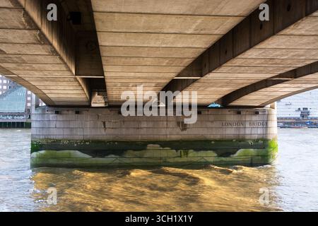 London Bridge, vista sotto con iscrizione in pietra, Londra, Inghilterra. Foto Stock