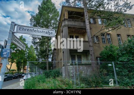 Edificio residenziale sovietico abbandonato (Russenhäuser) a Loreleystraße Corner Ehrenfelsstraße a Berlino-Karlshorst. Foto Stock