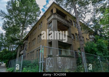 Edificio residenziale sovietico abbandonato (Russenhäuser) a Loreleystraße Corner Ehrenfelsstraße a Berlino-Karlshorst. Foto Stock