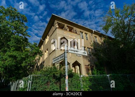 Edificio residenziale abbandonato dell'era sovietica (Russenhäuser) a luce d'oro all'angolo tra Königswinterstraße e Andernacher Straße a Berlino-Karlshorst. Foto Stock