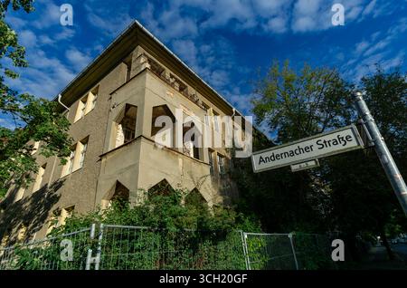 Edificio residenziale abbandonato dell'era sovietica (Russenhäuser) a luce d'oro all'angolo tra Königswinterstraße e Andernacher Straße a Berlino-Karlshorst. Foto Stock