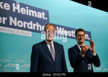 Bonn, Germania. 30 agosto 2025. Da sinistra: Il cancelliere federale Friedrich Merz, presidente della CDU Germania; Hendrik Wuest, presidente della CDU Renania settentrionale-Vestfalia; la 47a conferenza del partito di Stato della CDU Renania settentrionale-Vestfalia al World Conference Center di Bonn il 30 agosto 2025. Credito: dpa/Alamy Live News Foto Stock