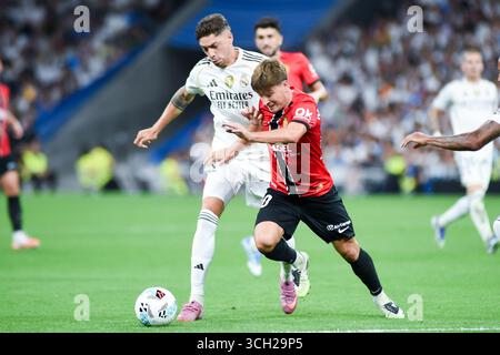 Madrid, Spagna. 30 agosto 2025. Federico Valverde (L) del Real Madrid vies con Pablo Torre dell'RCD Mallorca durante la partita di calcio della Liga tra Real Madrid e RCD Mallorca a Madrid, Spagna, il 30 agosto 2025. Crediti: Gustavo Valiente/Xinhua/Alamy Live News Foto Stock
