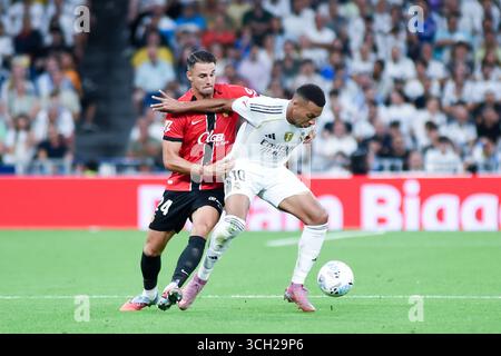 Madrid, Spagna. 30 agosto 2025. Kylian Mbappe (R) del Real Madrid sfida con Martin Valjent dell'RCD Mallorca durante la partita di calcio della Liga tra il Real Madrid e l'RCD Mallorca a Madrid, Spagna, il 30 agosto 2025. Crediti: Gustavo Valiente/Xinhua/Alamy Live News Foto Stock