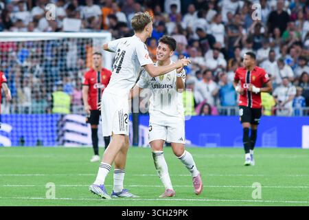 Madrid, Spagna. 30 agosto 2025. Arda Guler (R) del Real Madrid festeggia il suo gol con Dean Huijsen durante la partita di calcio della Liga tra Real Madrid e RCD Mallorca a Madrid, Spagna, il 30 agosto 2025. Crediti: Gustavo Valiente/Xinhua/Alamy Live News Foto Stock