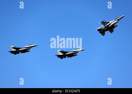 Bucarest, Romania. 30 agosto 2025. I piloti militari rumeni dell'aeronautica militare si esibiscono sui jet F-16 Fighting Falcon durante il Bucharest International Air Show 2025 (BIAS), tenutosi presso l'aeroporto di Baneasa a Bucarest, Romania, 30 agosto 2025. Oltre 100 aerei civili e militari, oltre a oltre 200 piloti e paracadutisti partecipano alla 15a edizione di BIAS, il più grande spettacolo aereo della Romania. Crediti: Cristian Cristel/Xinhua/Alamy Live News Foto Stock