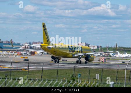 New York, Stati Uniti. 30 agosto 2025. Un Airbus A321-231 di Spirit Airlines numero di coda N662NK inizia il decollo all'aeroporto LaGuardia nel quartiere Queens di New York City. Credito: SOPA Images Limited/Alamy Live News Foto Stock