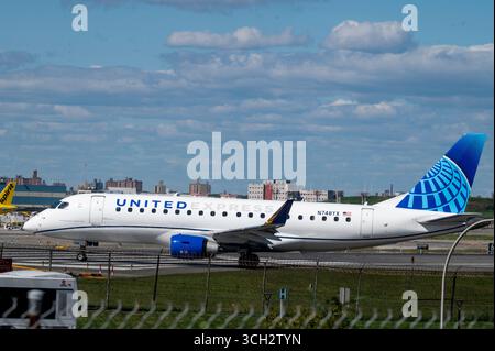 New York, Stati Uniti. 30 agosto 2025. Un aeroplano United Express Embraer ERJ-170-200 LR numero di coda N748YX che ruocia alla pista per il decollo all'Aeroporto LaGuardia nel quartiere Queens di New York City. Credito: SOPA Images Limited/Alamy Live News Foto Stock