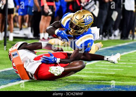 30 agosto 2025 Pasadena, CA.UCLA il running back dei Bruins Anthony Woods (6) riceve il passaggio e si tuffa sopra il cornerback degli Utah Utes Cole Standage (16) per il touchdown in azione durante il secondo quarto della partita di football NCAA tra gli UCLA Bruins e gli Utah Utes al Rose Bowl di Pasadena, California.credito fotografico obbligatorio: Louis Lopez/Cal Sport Media Foto Stock