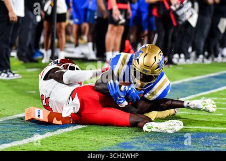 30 agosto 2025 Pasadena, CA.UCLA il running back dei Bruins Anthony Woods (6) riceve il passaggio e si tuffa sul cornerback degli Utah Utes Cole Standage (16) per il touchdown in azione durante il secondo quarto della partita di calcio NCAA tra gli UCLA Bruins e gli Utah Utes al Rose Bowl di Pasadena, California.credito fotografico obbligatorio: Louis Lopez/Cal Sport Media (Credit Image: © Louis Lopez/Cal Sport Media) Foto Stock