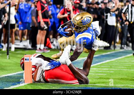 30 agosto 2025 Pasadena, CA.UCLA il running back dei Bruins Anthony Woods (6) riceve il passaggio e si tuffa sopra il cornerback degli Utah Utes Cole Standage (16) per il touchdown in azione durante il secondo quarto della partita di football NCAA tra gli UCLA Bruins e gli Utah Utes al Rose Bowl di Pasadena, California.credito fotografico obbligatorio: Louis Lopez/Cal Sport Media Foto Stock