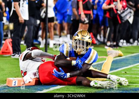 30 agosto 2025 Pasadena, CA.UCLA il running back dei Bruins Anthony Woods (6) riceve il passaggio e si tuffa sopra il cornerback degli Utah Utes Cole Standage (16) per il touchdown in azione durante il secondo quarto della partita di football NCAA tra gli UCLA Bruins e gli Utah Utes al Rose Bowl di Pasadena, California.credito fotografico obbligatorio: Louis Lopez/Cal Sport Media Foto Stock