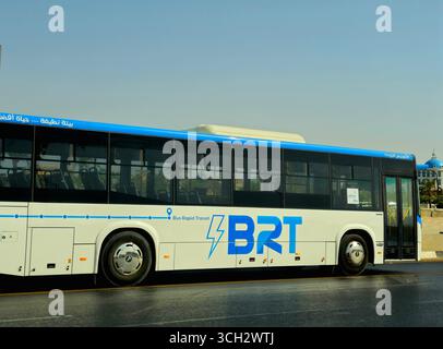 Cairo, Egitto, 15 agosto 2025: Il progetto Bus Rapid Transit (BRT) è in fase di attuazione da parte del Ministero dei trasporti nell'autostrada tangenziale, una modifica Foto Stock