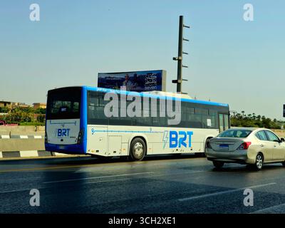 Cairo, Egitto, 15 agosto 2025: Il progetto Bus Rapid Transit (BRT) è in fase di attuazione da parte del Ministero dei trasporti nell'autostrada tangenziale, una modifica Foto Stock