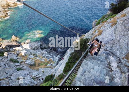 I turisti salgono i 199 gradini per raggiungere la Cappella Agios Loannis a Skopelos, una popolare attrazione turistica resa famosa dal film Mamma mia. Skopelos Foto Stock