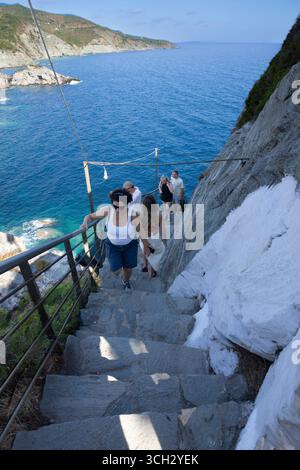 I turisti salgono i 199 gradini per raggiungere la Cappella Agios Loannis a Skopelos, una popolare attrazione turistica resa famosa dal film Mamma mia. Skopelos Foto Stock