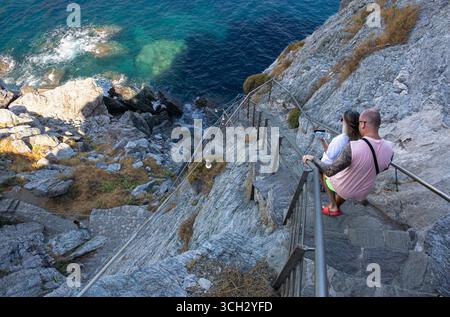I turisti si allontanano dai 199 gradini per raggiungere la Cappella Agios Loannis a Skopelos, una popolare attrazione turistica resa famosa dal film Mamma mia. Skopelos Foto Stock