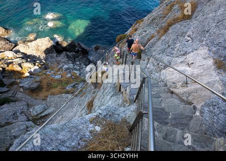I turisti si allontanano dai 199 gradini per raggiungere la Cappella Agios Loannis a Skopelos, una popolare attrazione turistica resa famosa dal film Mamma mia. Skopelos Foto Stock