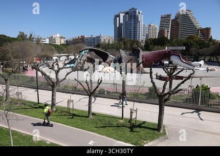 Valencia, Spagna - 27 marzo 2025: Parco Gulliver a Valencia durante una giornata di primavera assolata. Foto Stock
