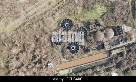 Vista aerea dell'impianto di trattamento delle acque abbandonato Foto Stock