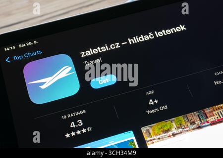 Ostrava, Cechia - 28 settembre 2024: Apple App Store con l'app mobile Zaletsi.cz installata sul dispositivo iOS per cercare voli economici Foto Stock