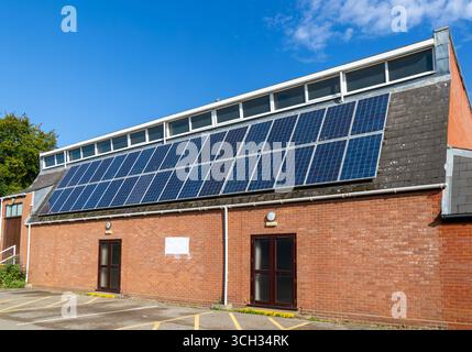 Pannelli solari sul tetto di Woodbridge Community Hall, edificio del centro comunitario, Woodbridge, Suffolk, Inghilterra, REGNO UNITO Foto Stock