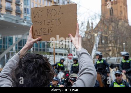 Marzo per l'Australia (evento organizzato neonazista) e la contro-protesta pro-palestinese / anti-genocidio. Foto Stock