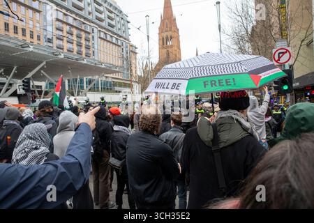 Marzo per l'Australia (evento organizzato neonazista) e la contro-protesta pro-palestinese / anti-genocidio. Foto Stock