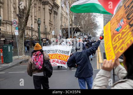 Marzo per l'Australia (evento organizzato neonazista) e la contro-protesta pro-palestinese / anti-genocidio. Foto Stock