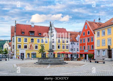 Marienplatz con Fontana di Marienbrunnen, Mindelheim, Unterallgäu, Svevia, Baviera, Germania, Europa Foto Stock