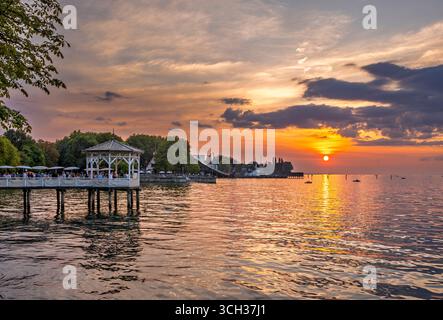 Padiglione con bar sul lungolago, Bregenz, Lago di Costanza, Vorarlberg, Austria, Europa Foto Stock
