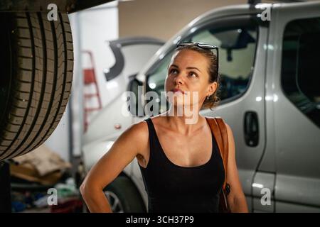 Ritratto del cliente femminile nel centro di riparazione auto Foto Stock