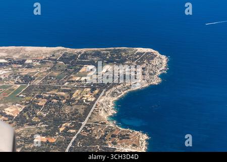 Vista aerea della dorsale di Marfa e della regione di Mellieħa nel nord di Malta, mostrando scogliere costiere, campi e il Mar Mediterraneo Foto Stock