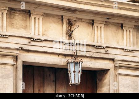 Lanterna d'epoca appesa alla facciata di un edificio in pietra antica nel centro di la Valletta, Malta Foto Stock
