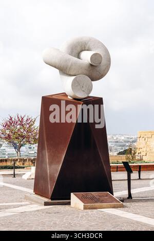 La Valletta, Malta - 10 aprile 2025: Moderna scultura in marmo e acciaio all'ingresso di la Valletta vicino alla porta della città Foto Stock