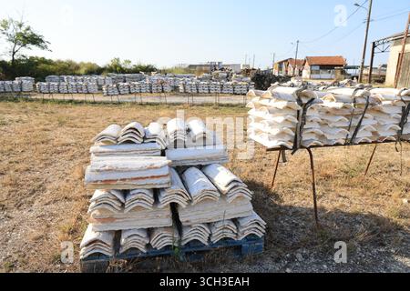 Porto di Larros a Gujan-Mestras, la capitale delle ostriche del bacino di Arcachon. Francia. Piastrelle lisce per catturare le larve di ostriche. Foto Stock